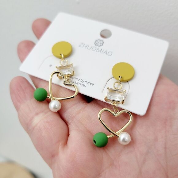 Brand New Gold Tone Heart Pearl Earrings - Picture 5 of 6